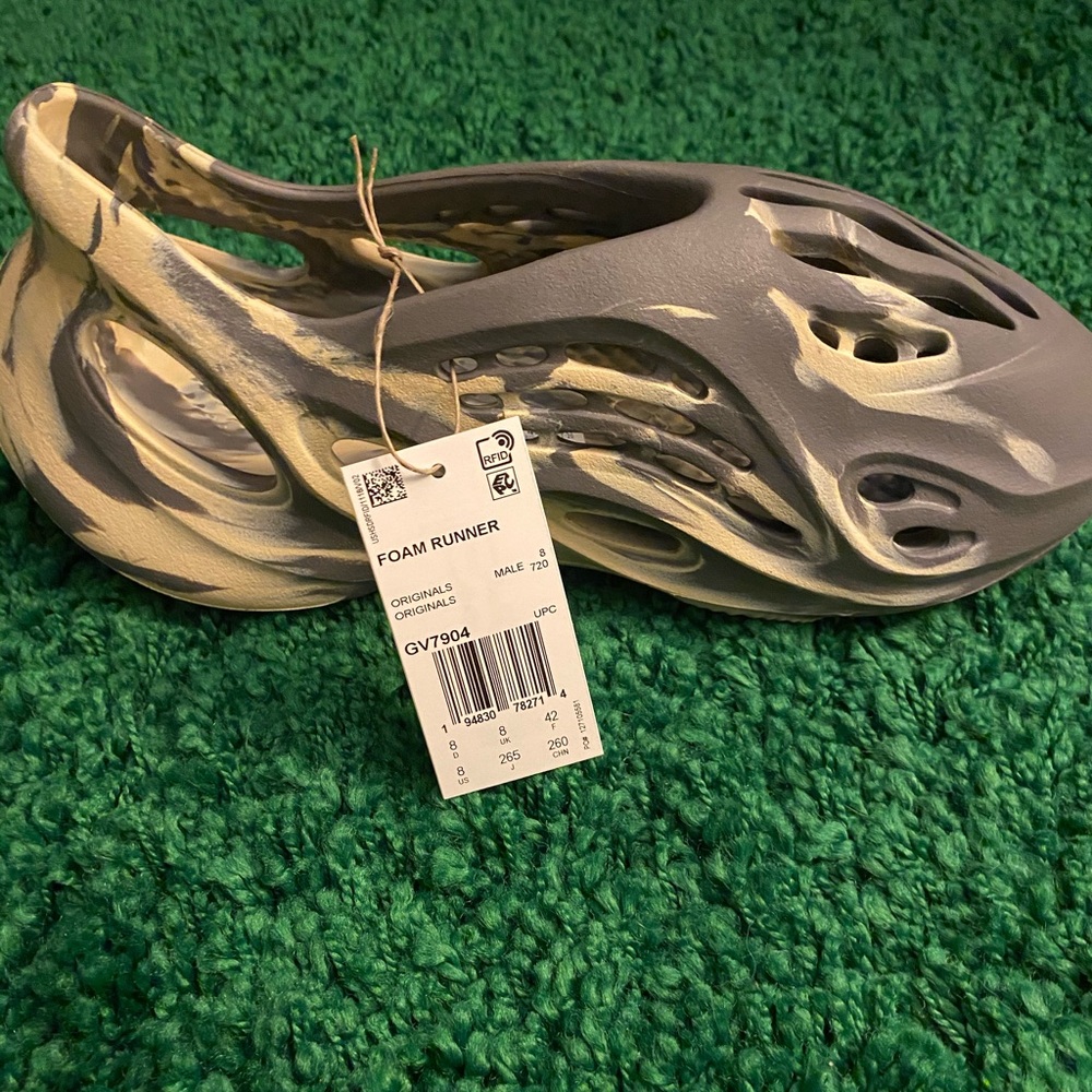 *SOLD* Yeezy Foam Runners. Moon Gray